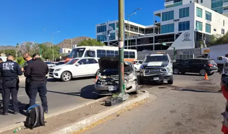 Choque en bulevar Lpez Portillo y Morelos