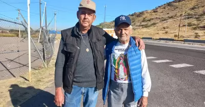 Amigos caminan hacia el Cerro de la Virgen