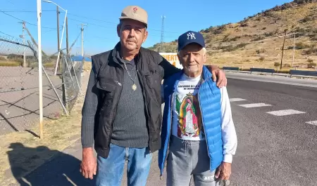 Amigos caminan hacia el Cerro de la Virgen