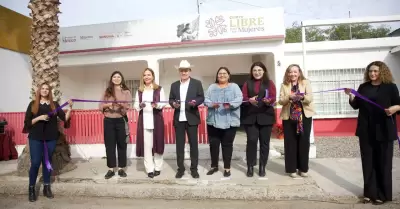 Citlalli Hern�ndez Mora asiste al corte de list�n del Centro LIBRE de Hermosillo