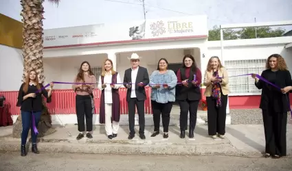 Citlalli Hern�ndez Mora asiste al corte de list�n del Centro LIBRE de Hermosillo