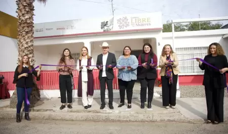 Citlalli Hern�ndez Mora asiste al corte de list�n del Centro LIBRE de Hermosillo