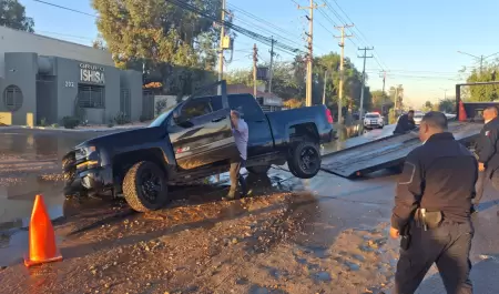 Ca�da de auto a socav�n