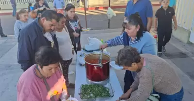 Entrega de alimentos a familiares de pacientes hospitalizados