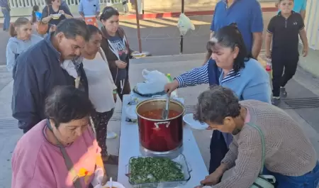 Entrega de alimentos a familiares de pacientes hospitalizados