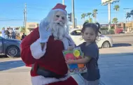 Santa entrega obsequios afuera del Hospital General del Estado