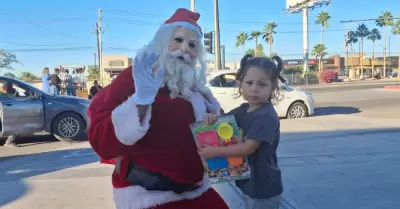 Santacl�s entrega juguetes en las afueras del HGE