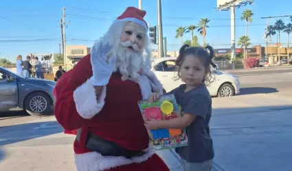 Santacl�s entrega juguetes en las afueras del HGE