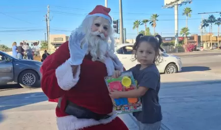 Santacl�s entrega juguetes en las afueras del HGE