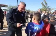 Polic�a de Hermosillo regala sonrisas en La Cholla