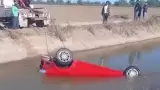 Cae veh�culo a un canal en Navojoa