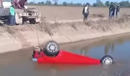 Cae veh�culo a un canal en Navojoa