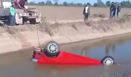 Cae veh�culo a un canal en Navojoa