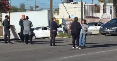 Padres bloquean vialidad