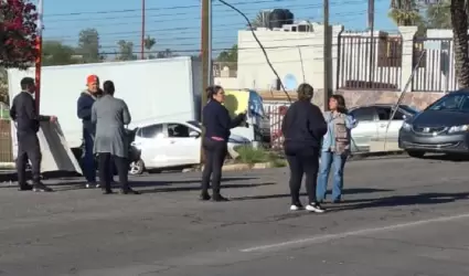 Padres bloquean vialidad