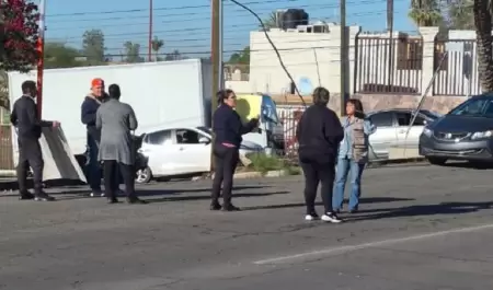 Padres bloquean vialidad