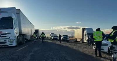 Cierre de la carretera Janos-Agua Prieta, a la altura del "Puerto San Luis"