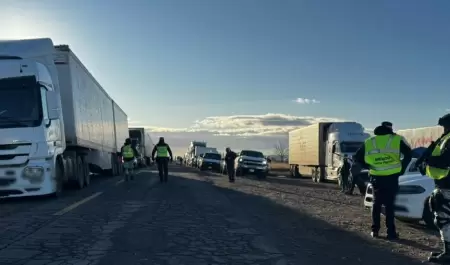 Cierre de la carretera Janos-Agua Prieta, a la altura del "Puerto San Luis"