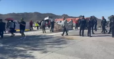 Bloqueo de la carretera Federal 15, a la salida sur de Hermosillo