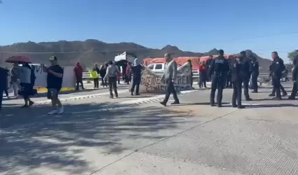 Bloqueo de la carretera Federal 15, a la salida sur de Hermosillo