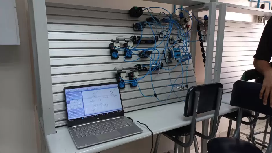 Equipos de vanguardia tecnol�gica para el desarrollo acad�mico de alumnos de la Unison