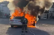 Reportan incendio de auto en estacionamiento de comercio al norte de Hermosillo
