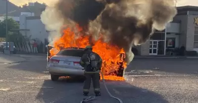 Incendio de auto al norte de Hermosillo