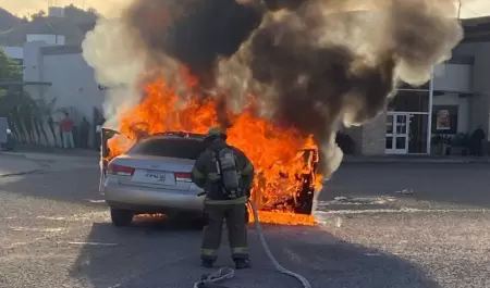 Incendio de auto al norte de Hermosillo