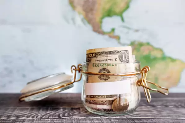 Lleva DS-160, pasaporte vigente, cita y comprobantes del viaje.