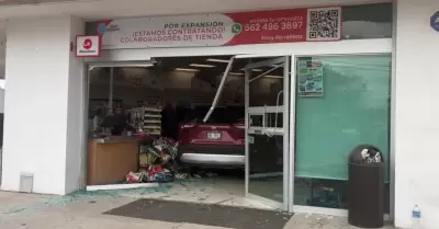 Conductora ingresa con el veh�culo a una farmacia Guadalajara