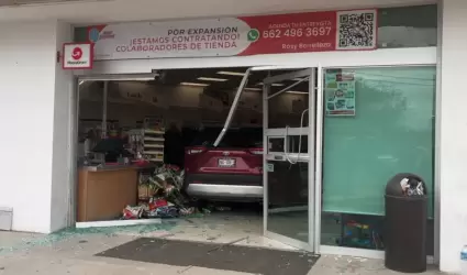 Conductora ingresa con el veh�culo a una farmacia Guadalajara