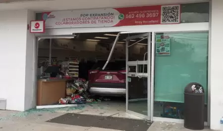 Conductora ingresa con el veh�culo a una farmacia Guadalajara