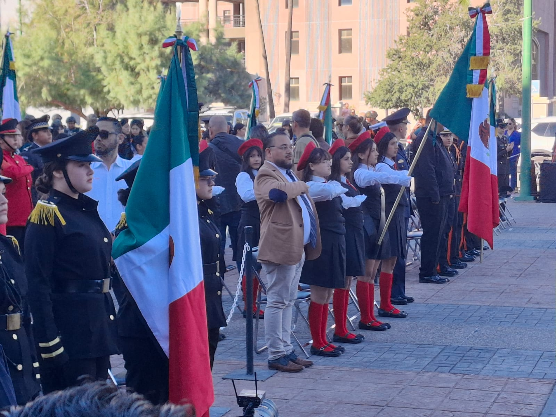 Autoridades civiles y militares encabezan ceremonia por el Día de la ...