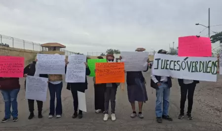 Colectivo "Todos Somos Uno" bloquean acceso a los juzgados orales penales