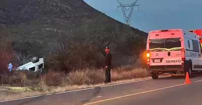 Muere hombre en volcamiento en carretera Hermosillo-Ures