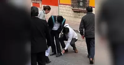 Asistentes limpian los zapatos de Hugo Aguilar