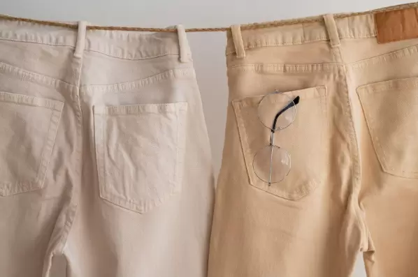 Baggy, camisa blanca, blazer oversize: estilo chic relajado.