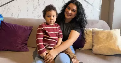 Ad�n Emiliano con su mam�.