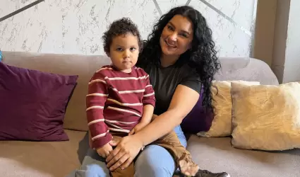 Ad�n Emiliano con su mam�.