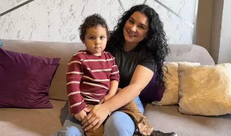 Ad�n Emiliano con su mam�.