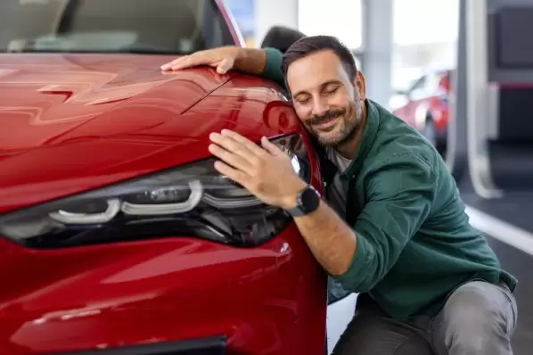 Prioriza seguridad, eficiencia y estabilidad en tu primer auto.