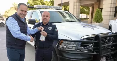 Antonio Astiazar�n en entrega de equipamiento a la Polic�a Municipal