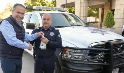 Antonio Astiazar�n en entrega de equipamiento a la Polic�a Municipal