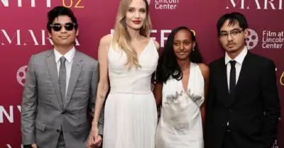 Angelina Jolie y tres de sus hijos.