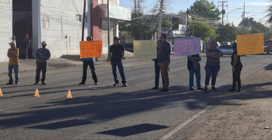 Hartos de los malos olores por fuga de drenaje, vecinos de la Olivares ...