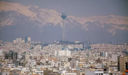 Vista a�rea de Teher�n con la Torre Milad frente a las monta�as de Alborz.