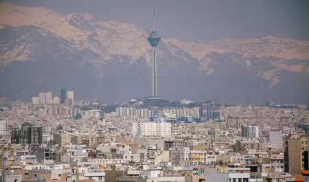 Vista a�rea de Teher�n con la Torre Milad frente a las monta�as de Alborz.