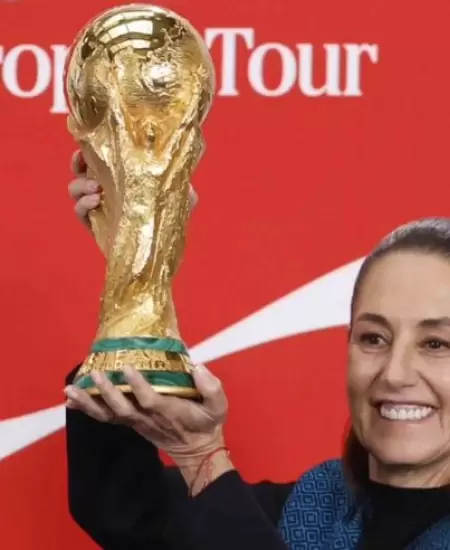 Claudia Sheinbaum recibi� la Copa del Mundo como parte del tour que realiza por 