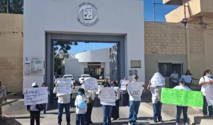 Integrantes del colectivo Todos Somos Uno bloquearon el acceso a las salas de ju
