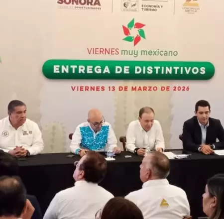 Entrega de distintivos del programa Viernes muy mexicano, de la Concanaco Servyt